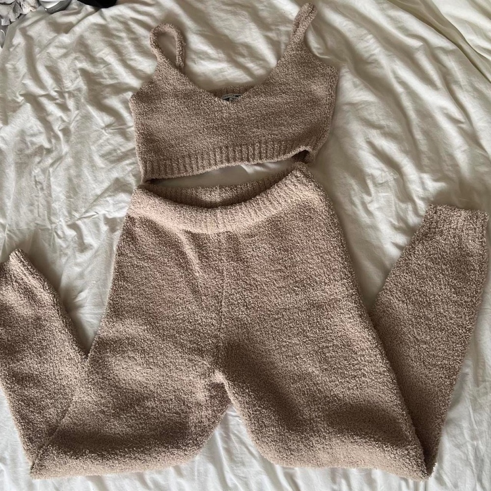 Fashion nova living in it legging set taupe 
Lounge Sherpa set